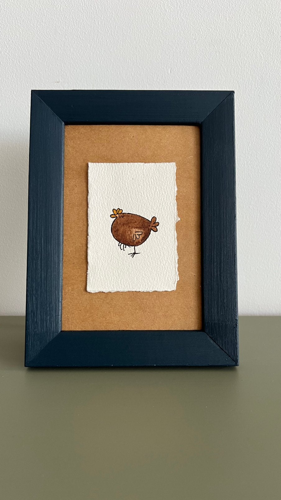 Aquarel kip | donkerblauwe lijst | uniek schilderijtje, Ophalen of Verzenden, Nieuw, Blauw, Hout