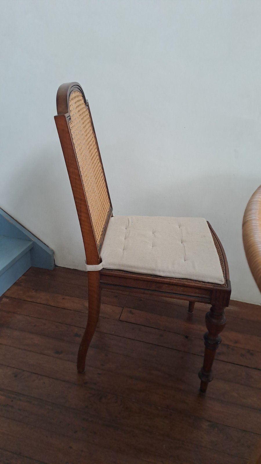Antieke houten stoel met rieten rugleuning en kussen, Antiek en Kunst, Ophalen