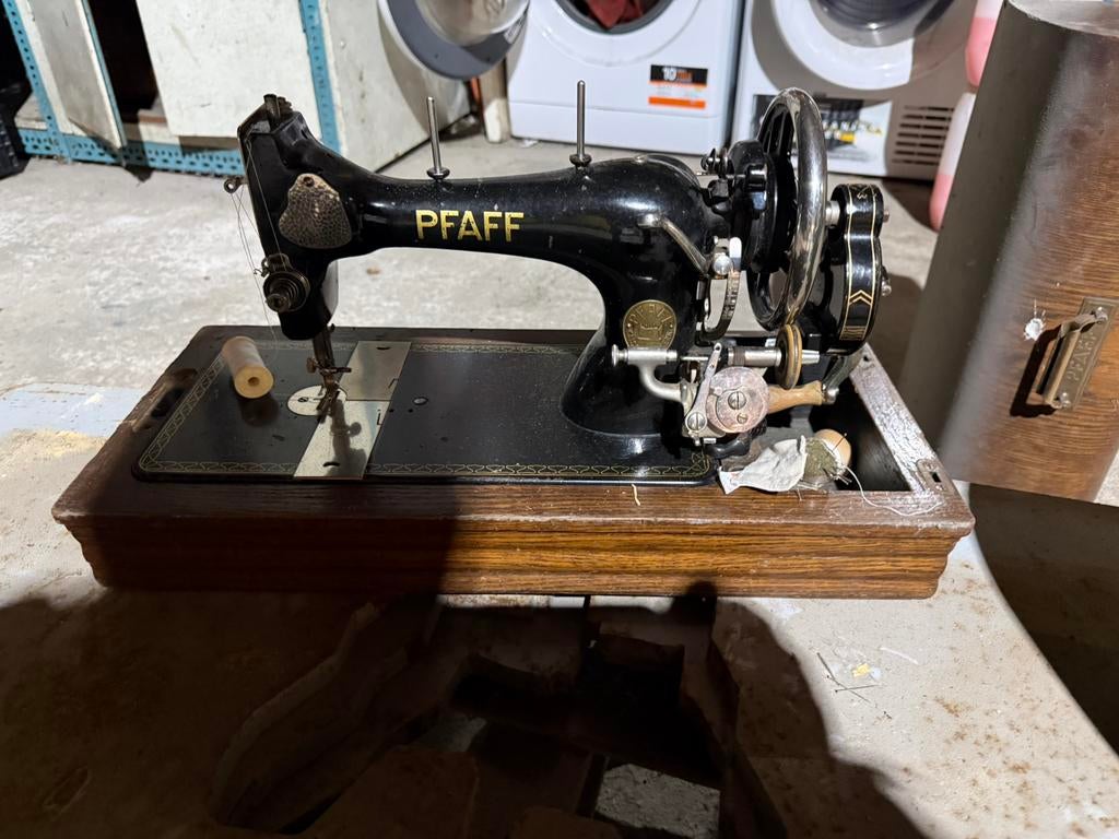 Pfaff naaimachine en oude bascule, Ophalen of Verzenden