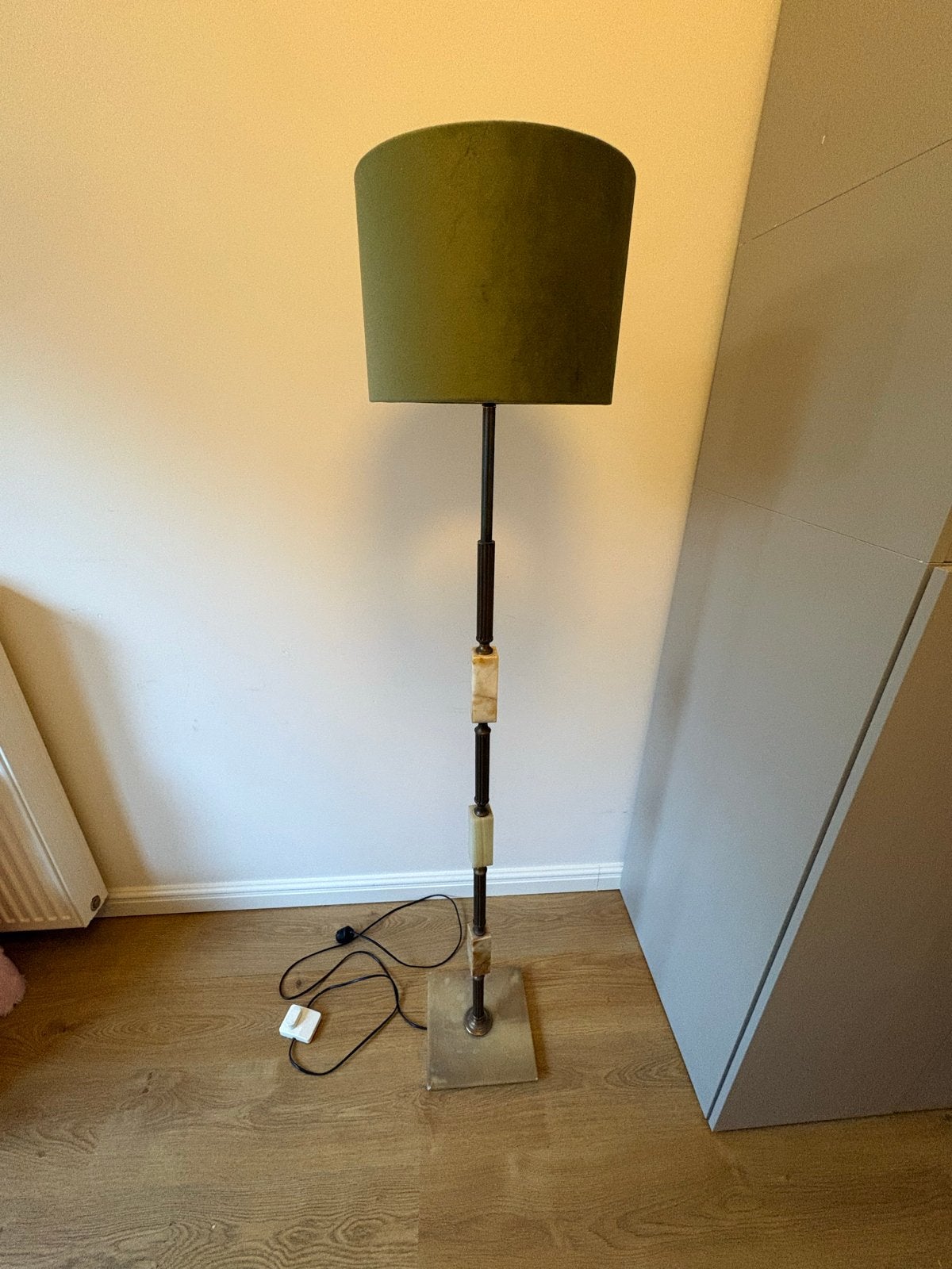 Vintage messing onyx vloerlamp met groene fluwelen lampenkap, Ophalen, Gebruikt, Stof, 150 tot 200 cm