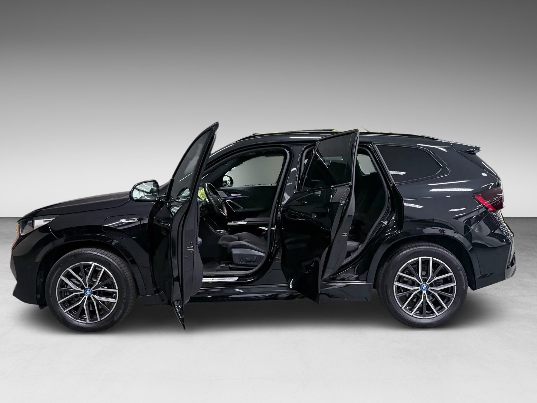 BMW X1 XDrive30e M-SPORT 327PK PANO/LEDER/H-KARDON/MASSAGE/M, Zwart, Zwart, Plug-in hybride, Bedrijf