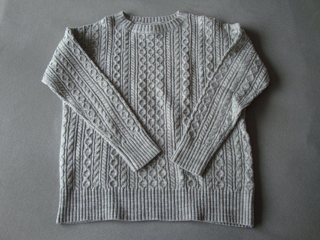 Maat 40. Licht grijze trui met ingebreide kabels., Kleding | Dames, Truien en Vesten, Ophalen of Verzenden, Zo goed als nieuw