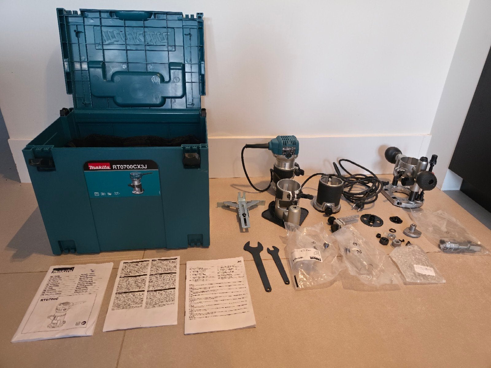 Makita RT0700CX3J 230V freesmachine, Ophalen of Verzenden, Elektrisch, Bovenfrees