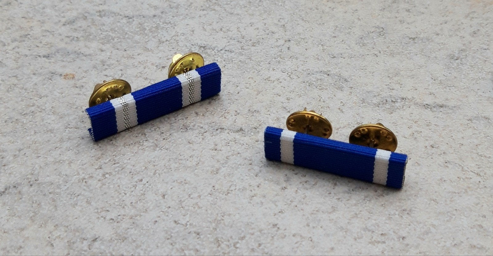 Twee batons NATO medailles, Verzamelen, Militaria | Algemeen, Verzenden, Landmacht, Amerika, Lintje, Medaille of Wings