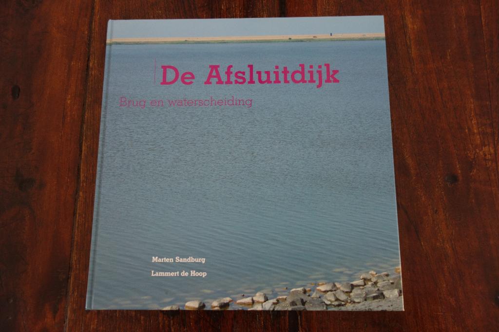 Boek De Afsluitdijk, Brug en Waterscheiding, Ophalen of Verzenden, Zo goed als nieuw