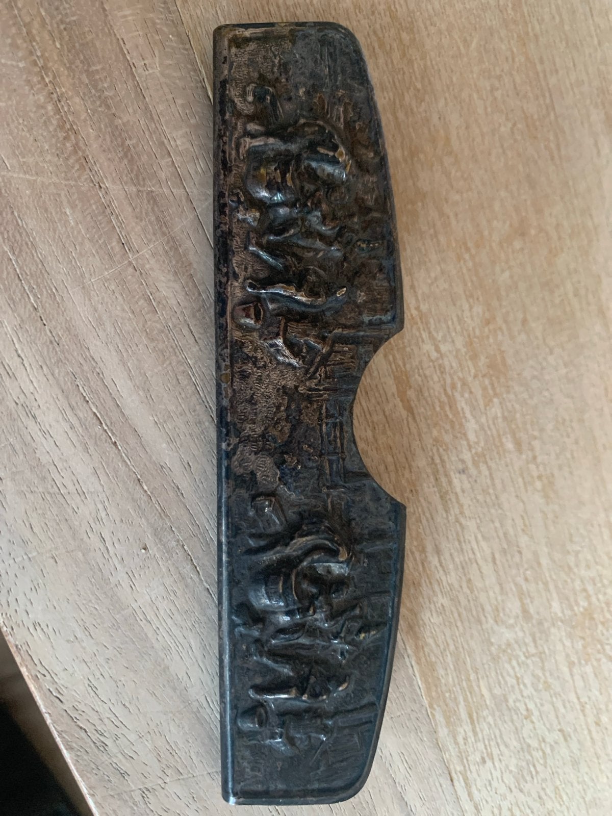 Antieke metalen plaat met reliëfdecoratie, Ophalen