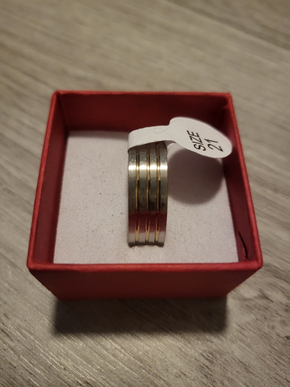 Nieuwe ring, maat 21, zilverkleurig met goudkleurige strepen, 20 of groter, IJzer of Staal, Nieuw, Ophalen of Verzenden
