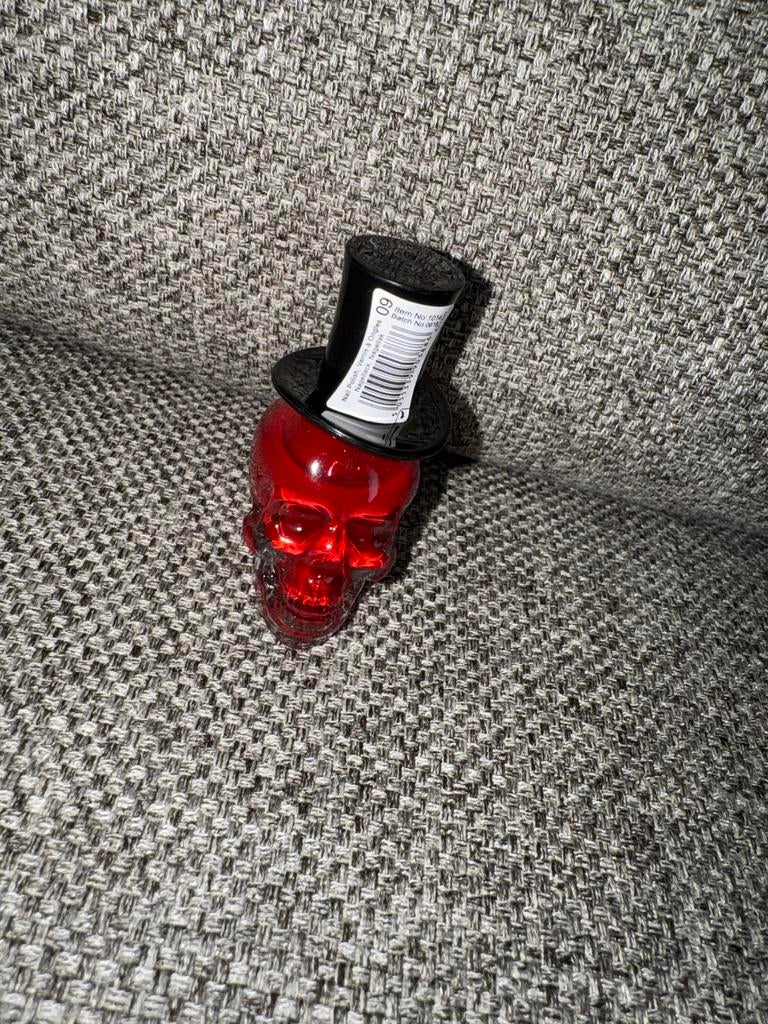 Rode nagellak in doodshoofd flesje met hoge hoed, Nieuw, Ophalen of Verzenden, Rood, Handen en Nagels