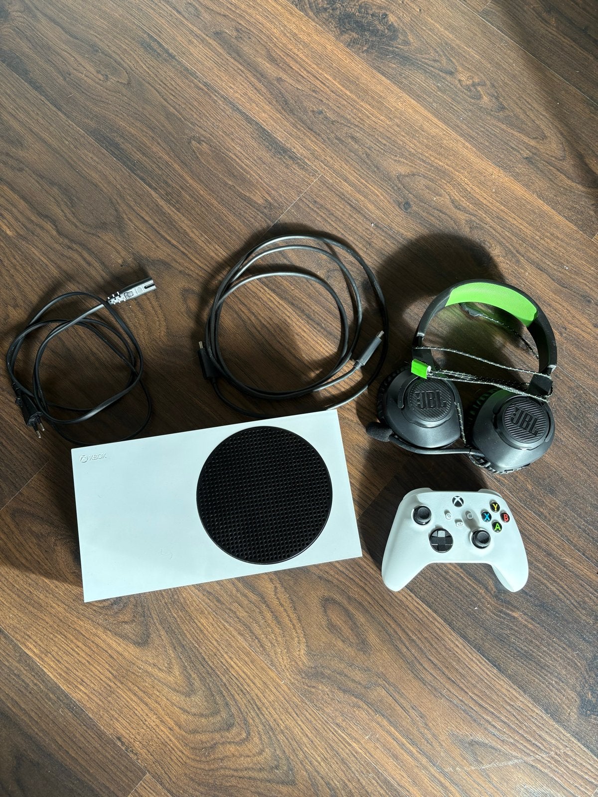 Foto 2 van Xbox Series S 500GB met controller en JBL koptelefoon