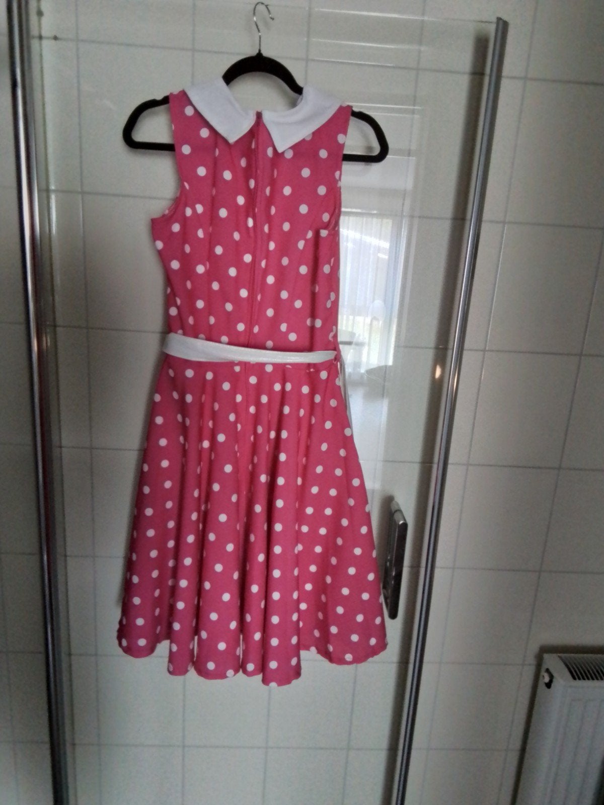 Roze vintage  jurk met witte stippen en kraag rock en roll, Kleding | Dames, Onbekend, Ophalen, Zo goed als nieuw, Maat 38/40 (M)
