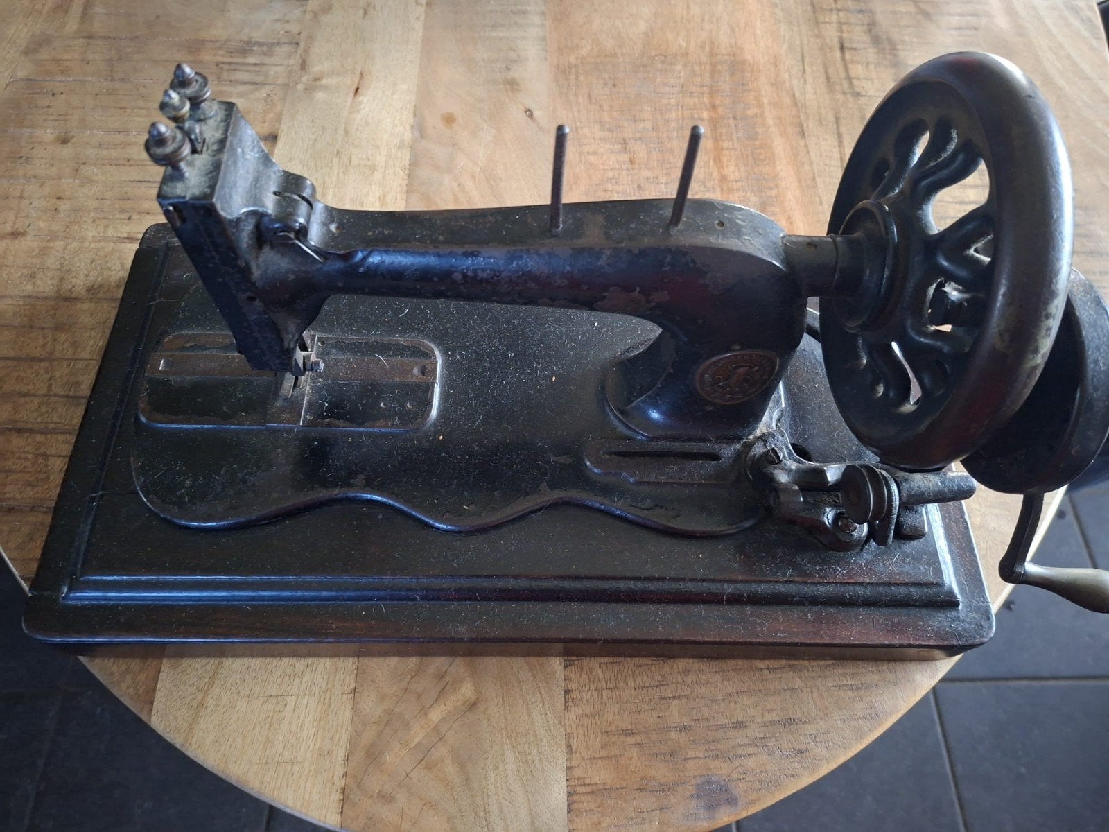 Antieke handnaaimachine, decoratief verzamelobject, Ophalen of Verzenden