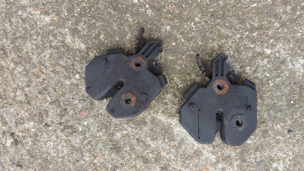 Set motorkap sloten in voorfront Volvo V70 uit 2004, Ophalen of Verzenden
