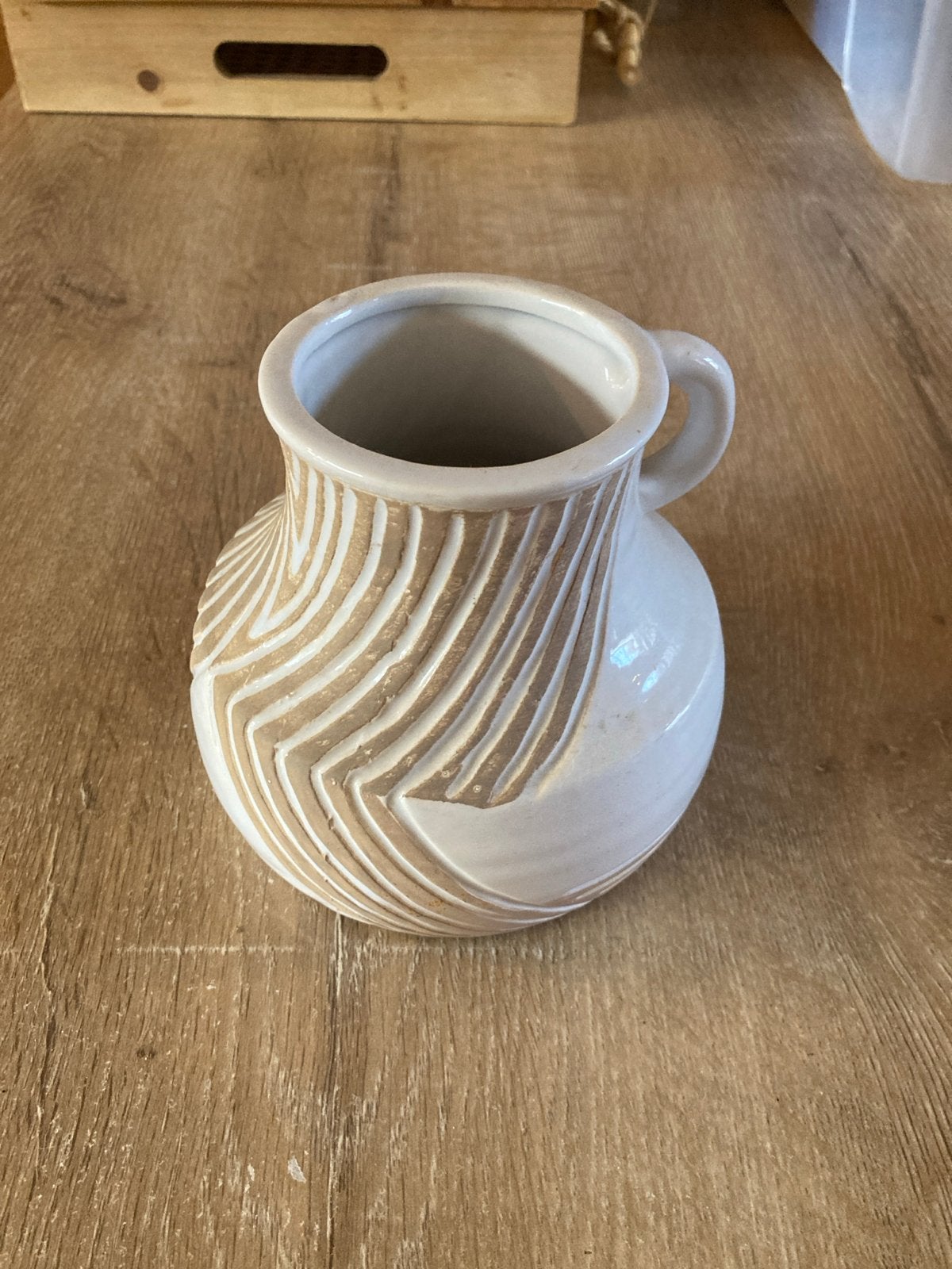 Decoratieve vaas met handvat en reliëfpatroon, Ophalen of Verzenden