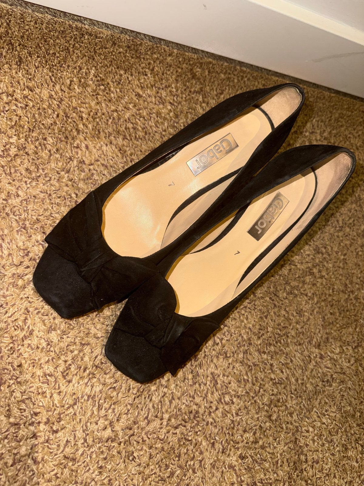 Gabor zwarte suède pumps met strik, Ophalen of Verzenden, Gedragen, Zwart, Pumps