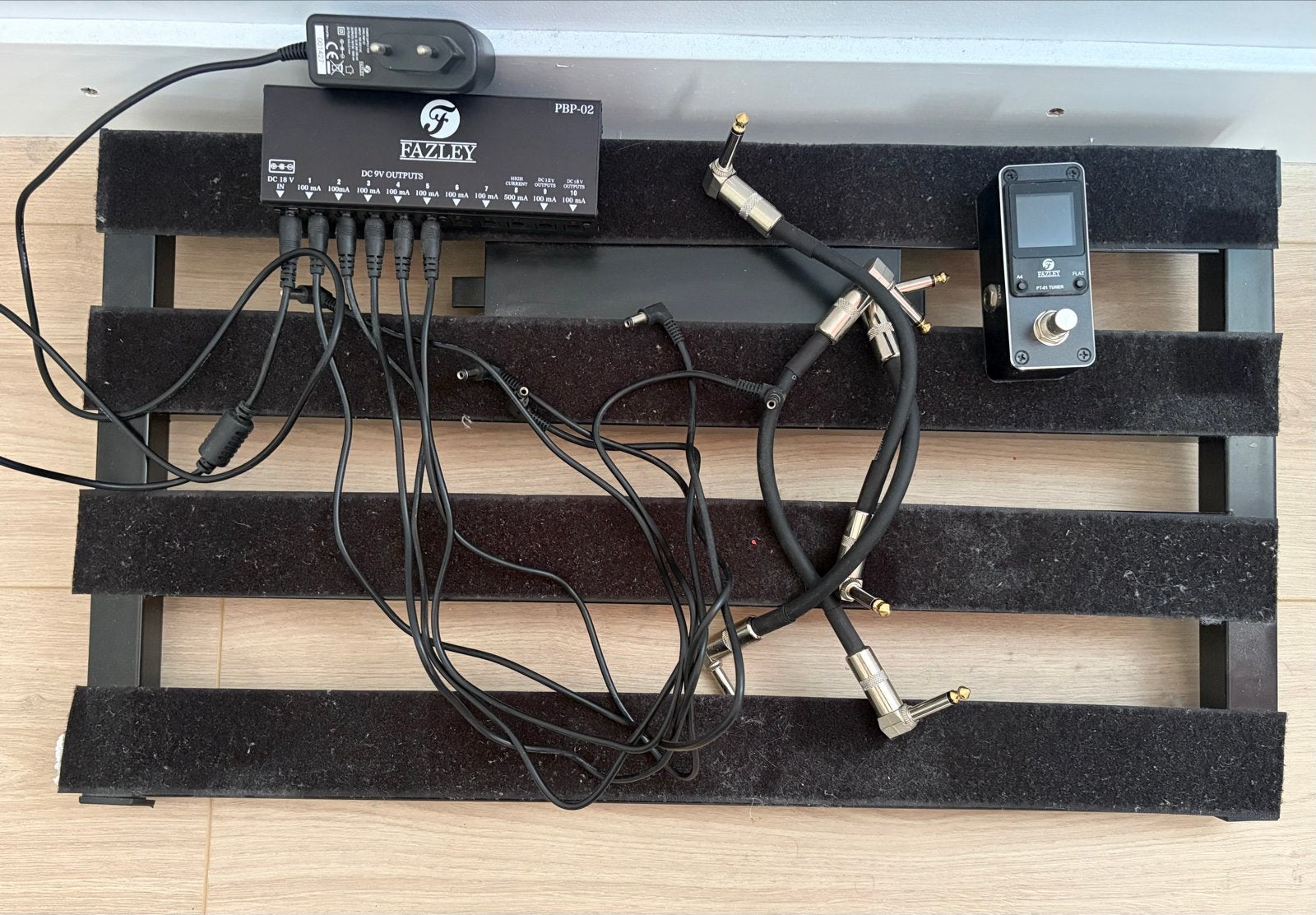 Pedalboard compleet: Voeding + Tuner + Patchkabels, Muziek en Instrumenten, Effecten, Ophalen of Verzenden, Zo goed als nieuw