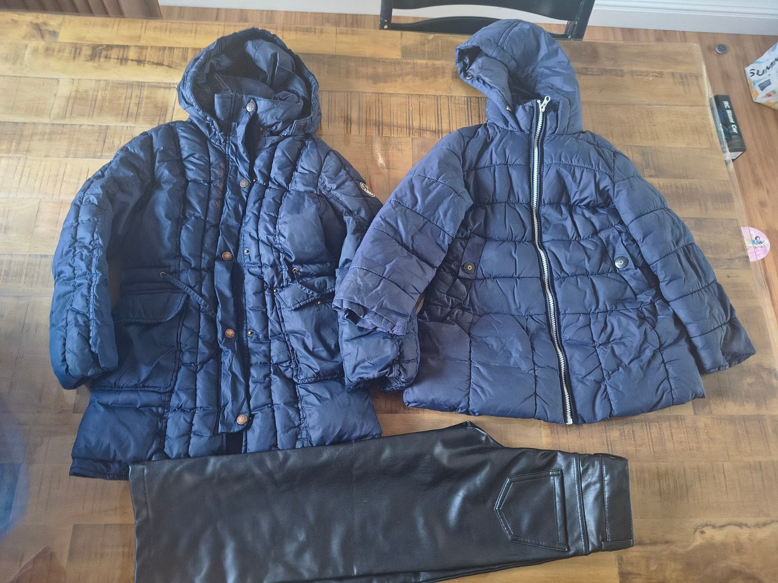 2 warme winterjassen en 1 lange broek meisje maat 116, Ophalen of Verzenden