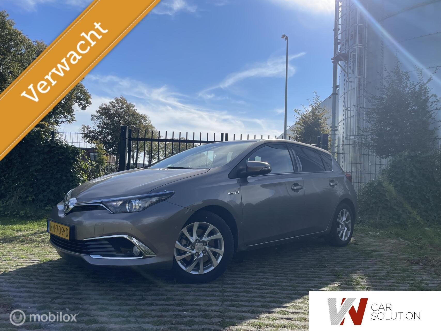 Toyota Auris 1.8 Hybrid Dynamic NL AUTO NAVI TREK CAM PDC PA, Auto's, Gebruikt, Euro 6, 4 cilinders, Bruin