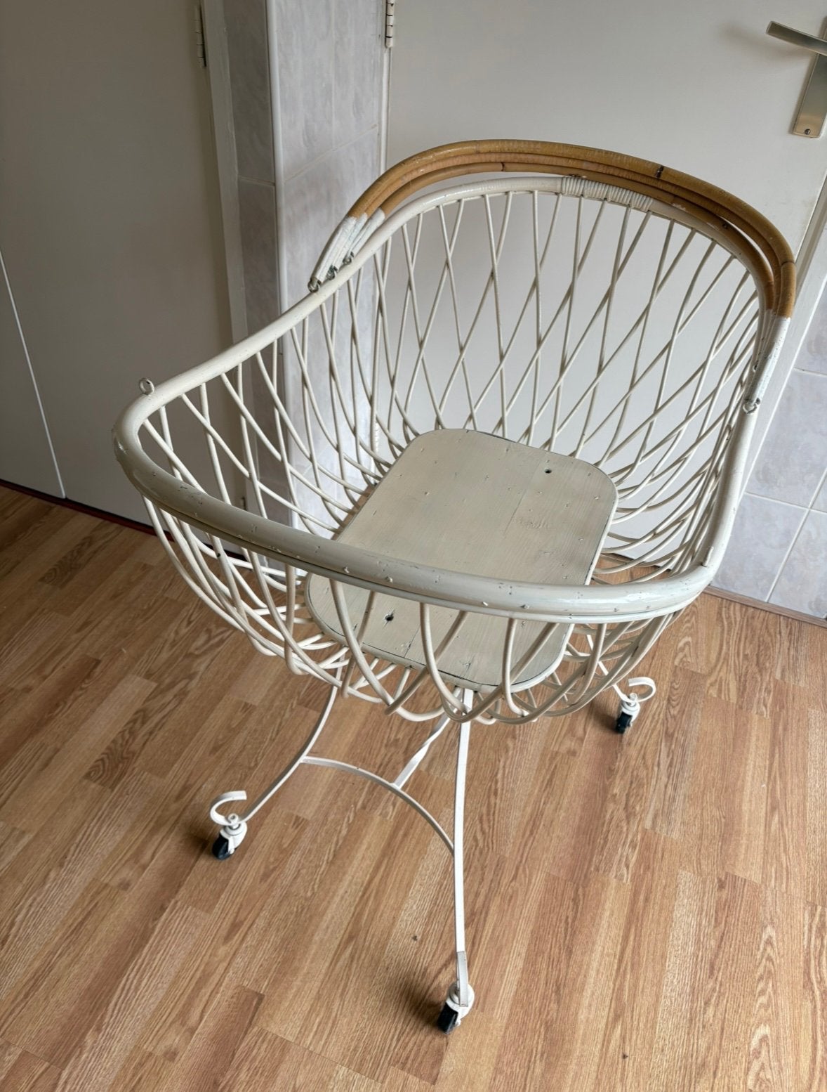 Vintage rotan/riet kinderwieg op wieltjes, Kinderen en Baby's, Ophalen, Wieg