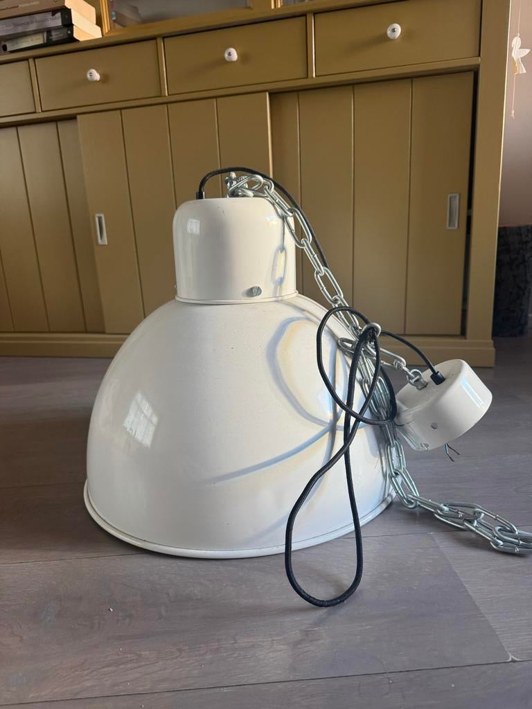 Witte industriële hanglamp met ketting van VT wonen, Ophalen of Verzenden, Zo goed als nieuw, Metaal, 50 tot 75 cm