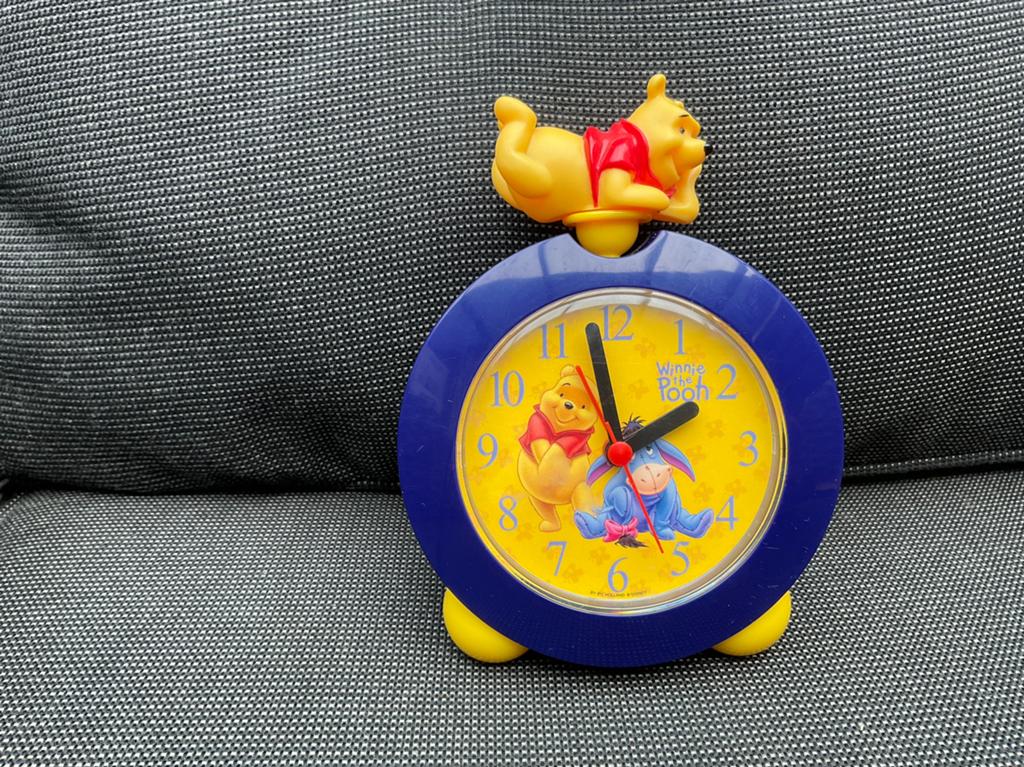 Zgan, mis klepje, werkt wel Disney Winnie the Pooh klok, Ophalen, Winnie de Poeh of vrienden, Zo goed als nieuw