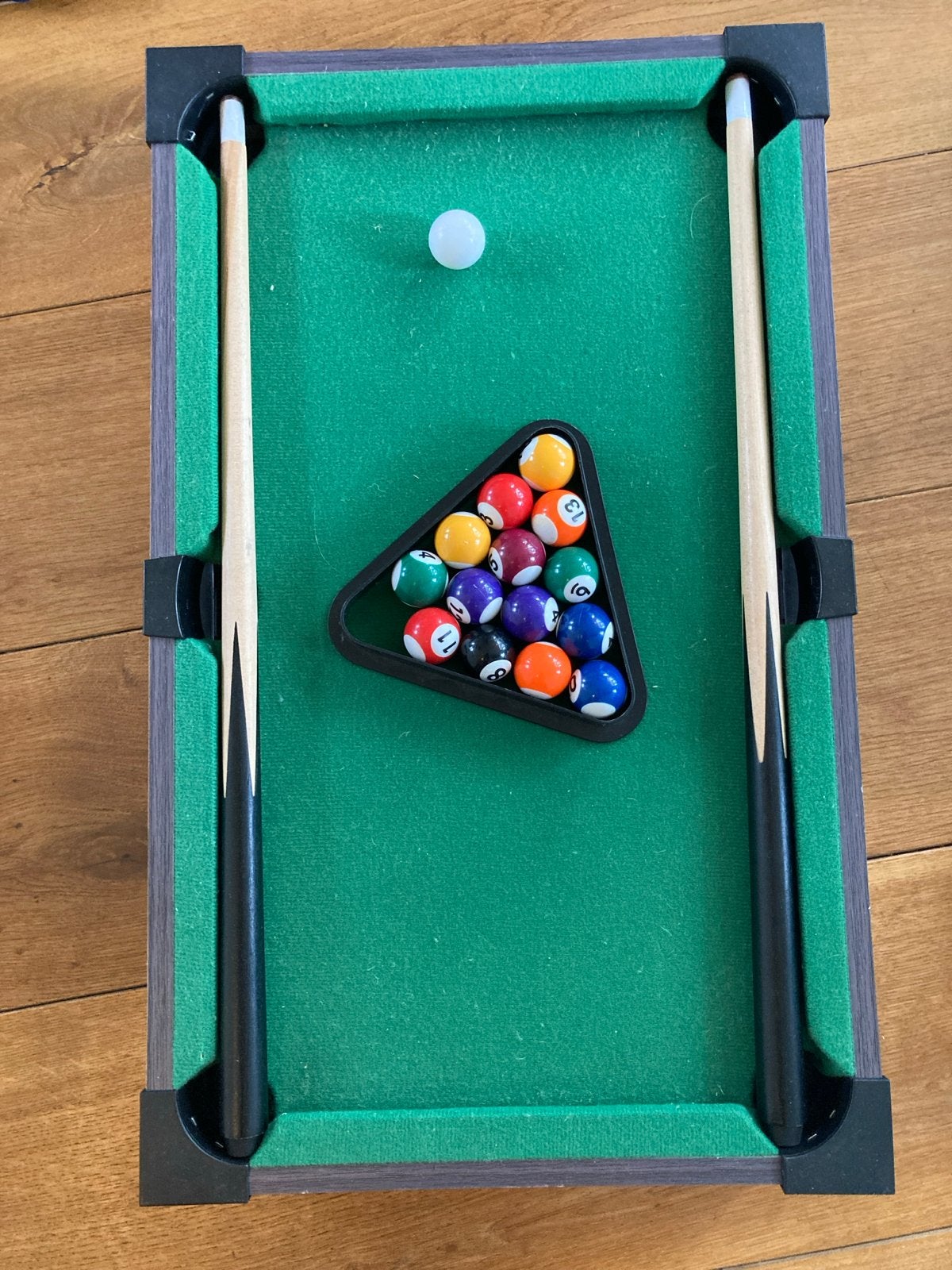 Mini pooltafel met keuen en ballen (één bal mist), Ophalen, Gebruikt, Pooltafel