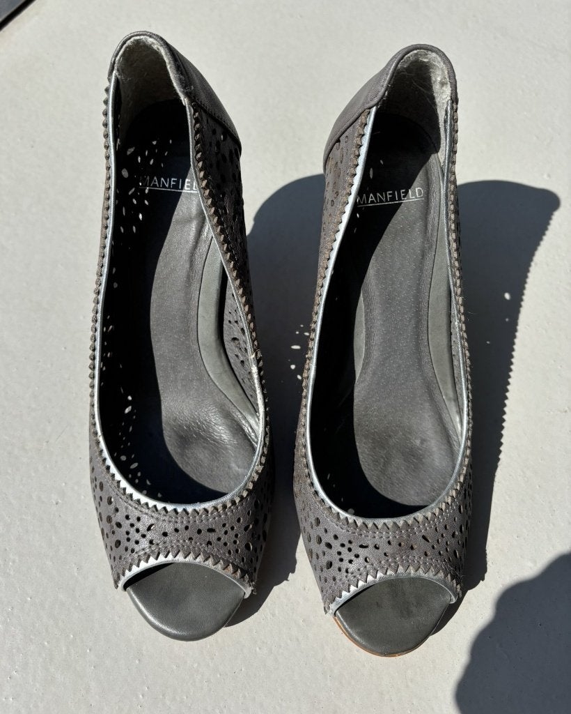 Elegante peeptoe pumps. Grijs leer met zilver bies, mt 37, Pumps, Ophalen of Verzenden, Zo goed als nieuw, Grijs