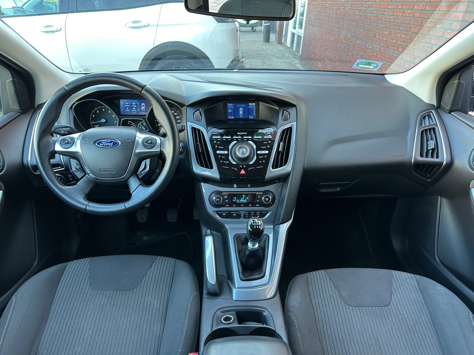 Ford Focus Wagon 1.0 EcoBoost Titanium / Riem vv / Clima / C, Euro 5, Gebruikt, Met garantie (alle), Zwart
