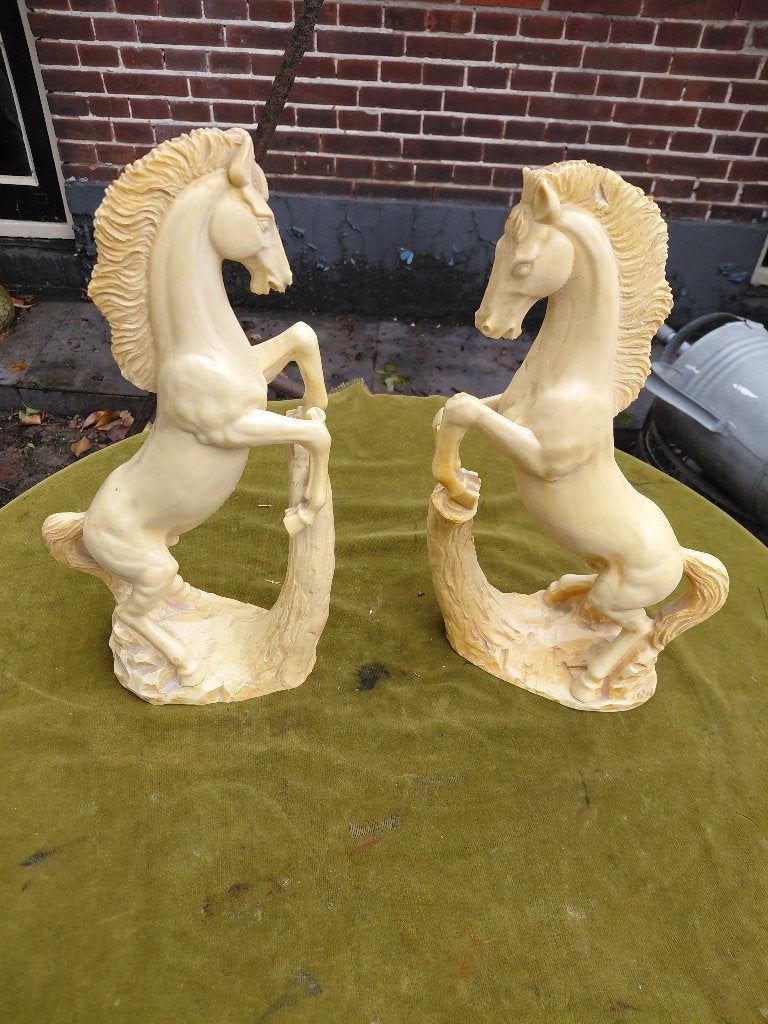 Set beelden, 2 steigerende paarden., Verzenden, Zoogdier, 20 - 50 cm, Beeld