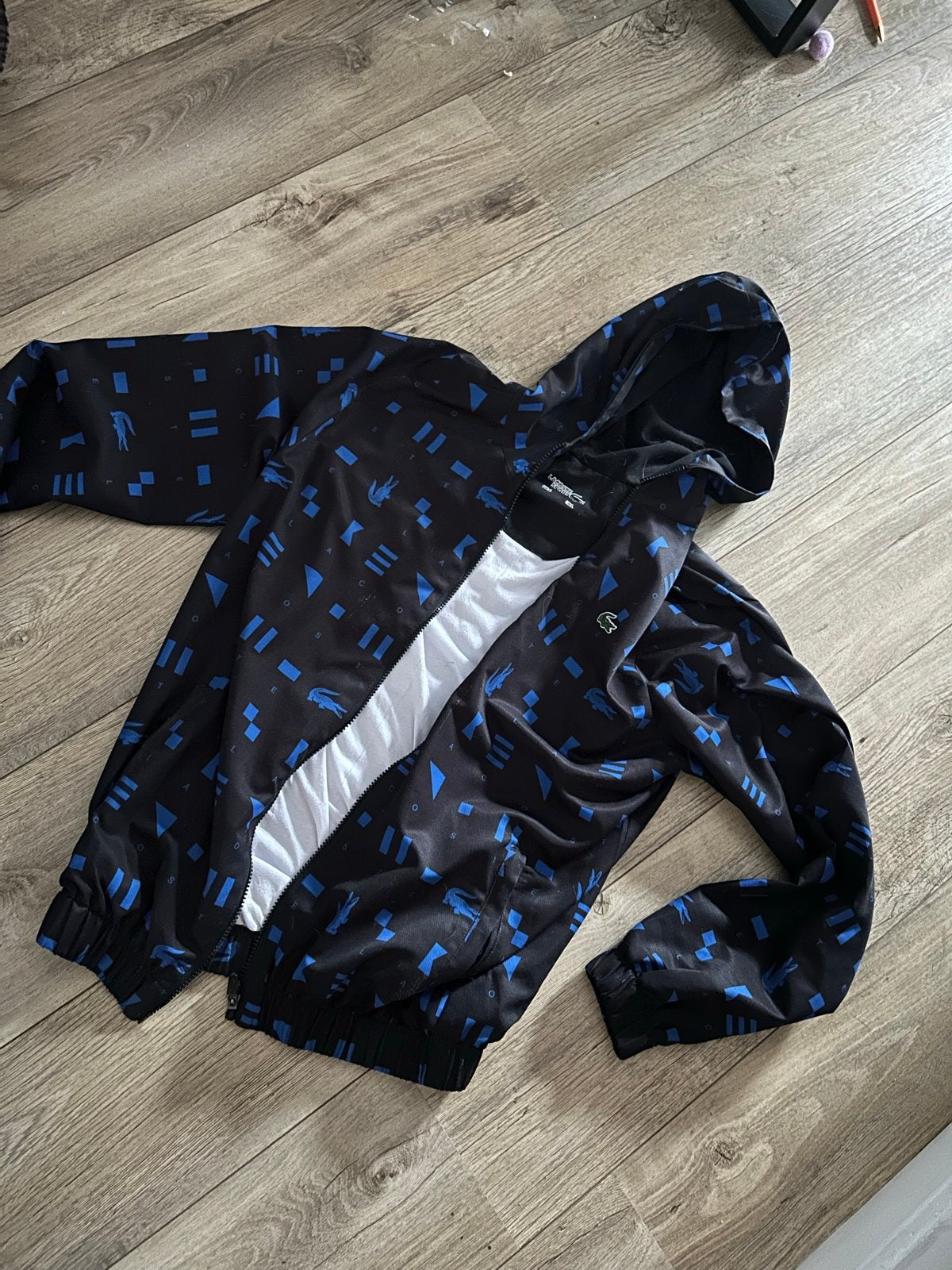 Lacoste jas met print, maat L, Ophalen of Verzenden, Zo goed als nieuw, Maat 52/54 (L), Zwart