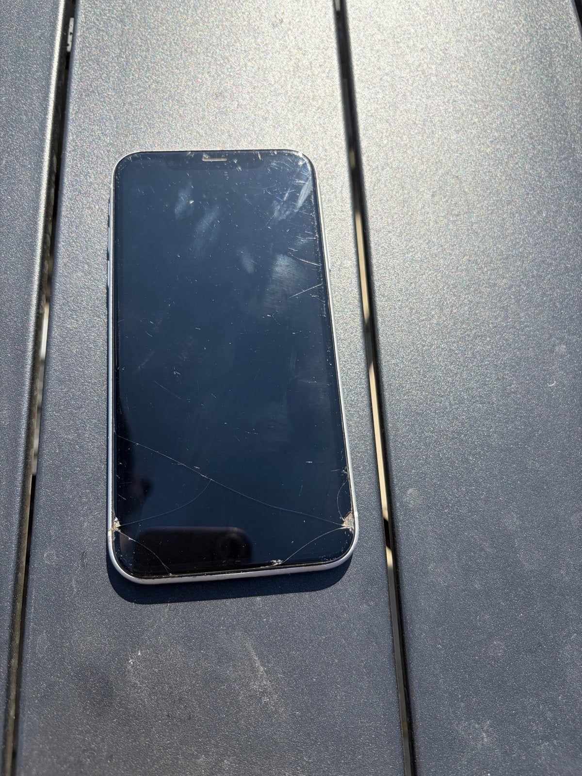 iPhone XR - Werkt goed, achterkant beschadigd, Ophalen of Verzenden, Gebruikt, Wit, IPhone XR