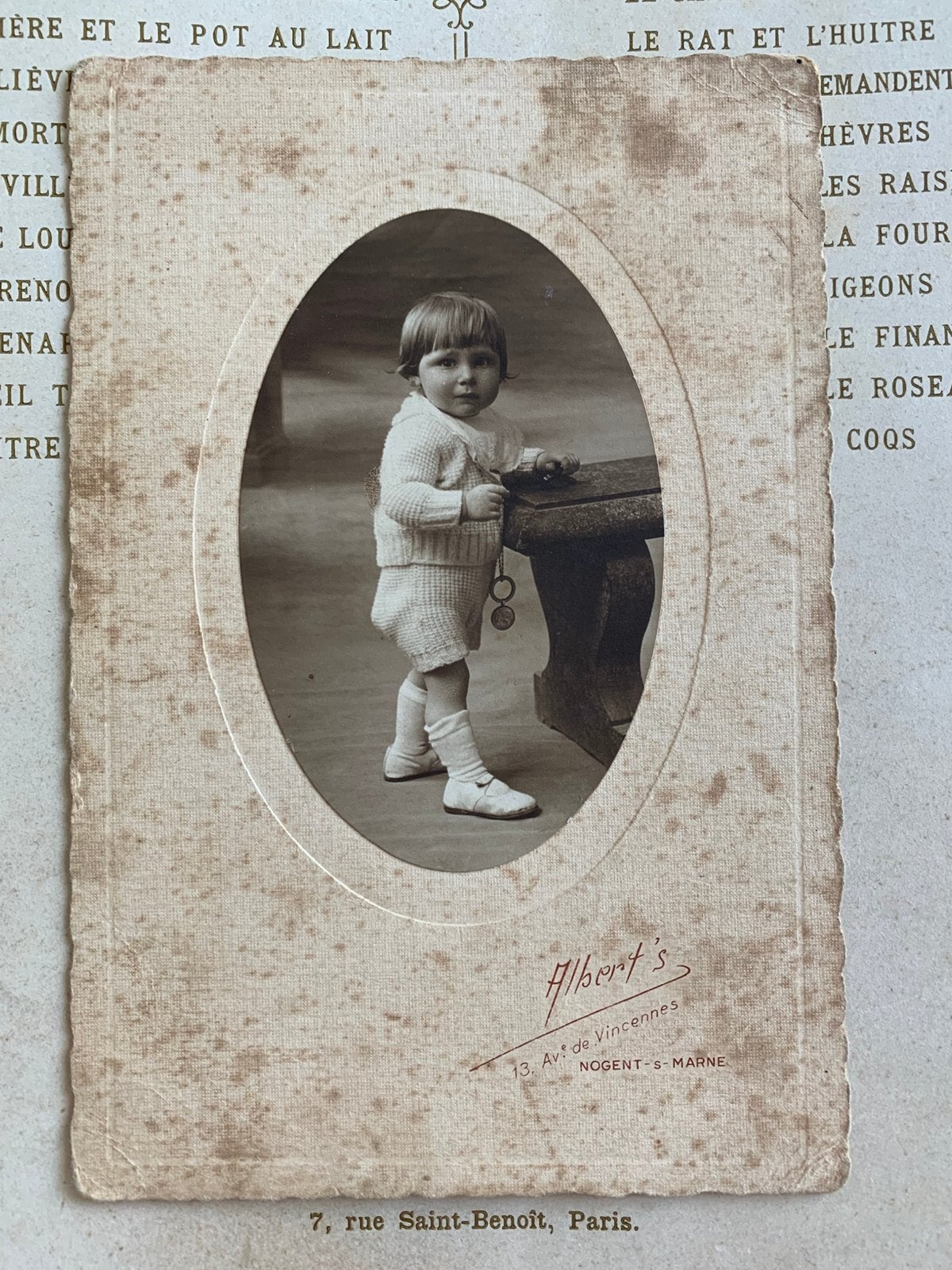 Foto - Kindje met rammelaar (EL), Gebruikt, Foto, Ophalen of Verzenden, Voor 1940