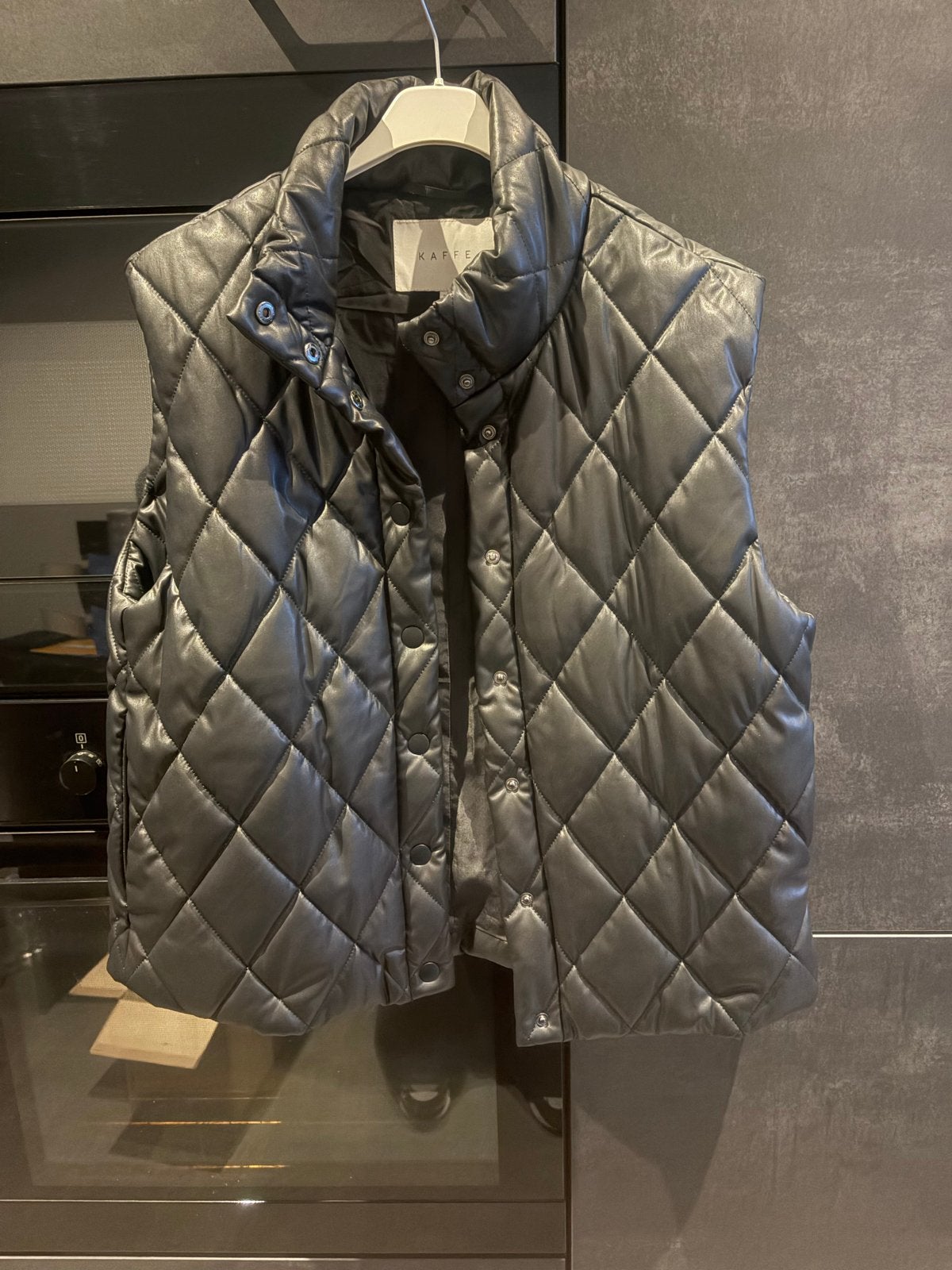 Kaffe gewatteerd gilet van imitatieleer, maat 42, Ophalen of Verzenden, Zo goed als nieuw, Maat 42/44 (L), Zwart