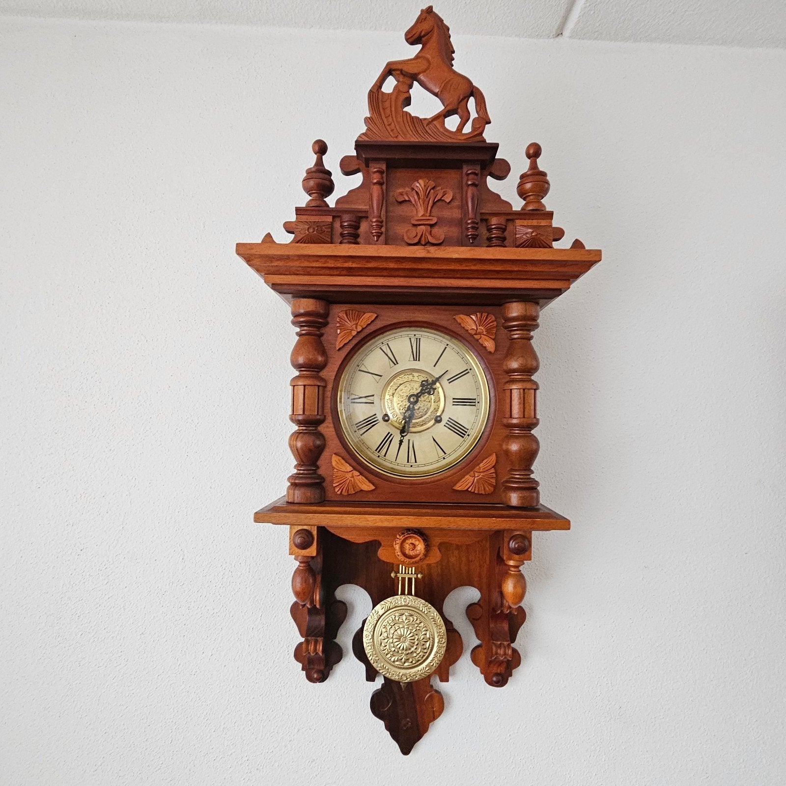 Antieke wandklok met paard, uurwerk moet nagekeken, Antiek en Kunst, Antiek | Klokken, Ophalen of Verzenden