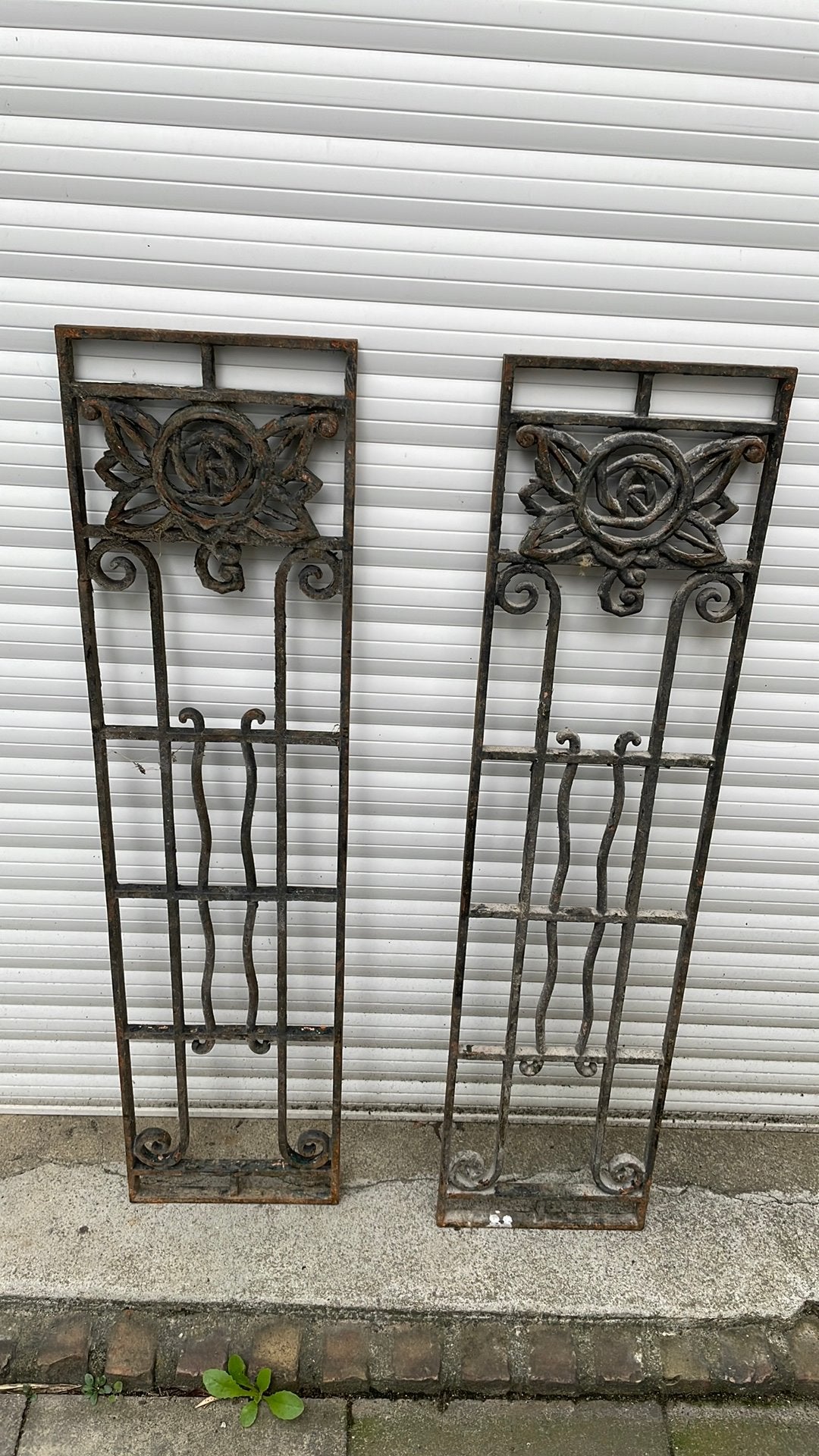 Set van twee antieke gietijzeren raamroosters / ornamenten, Ophalen of Verzenden