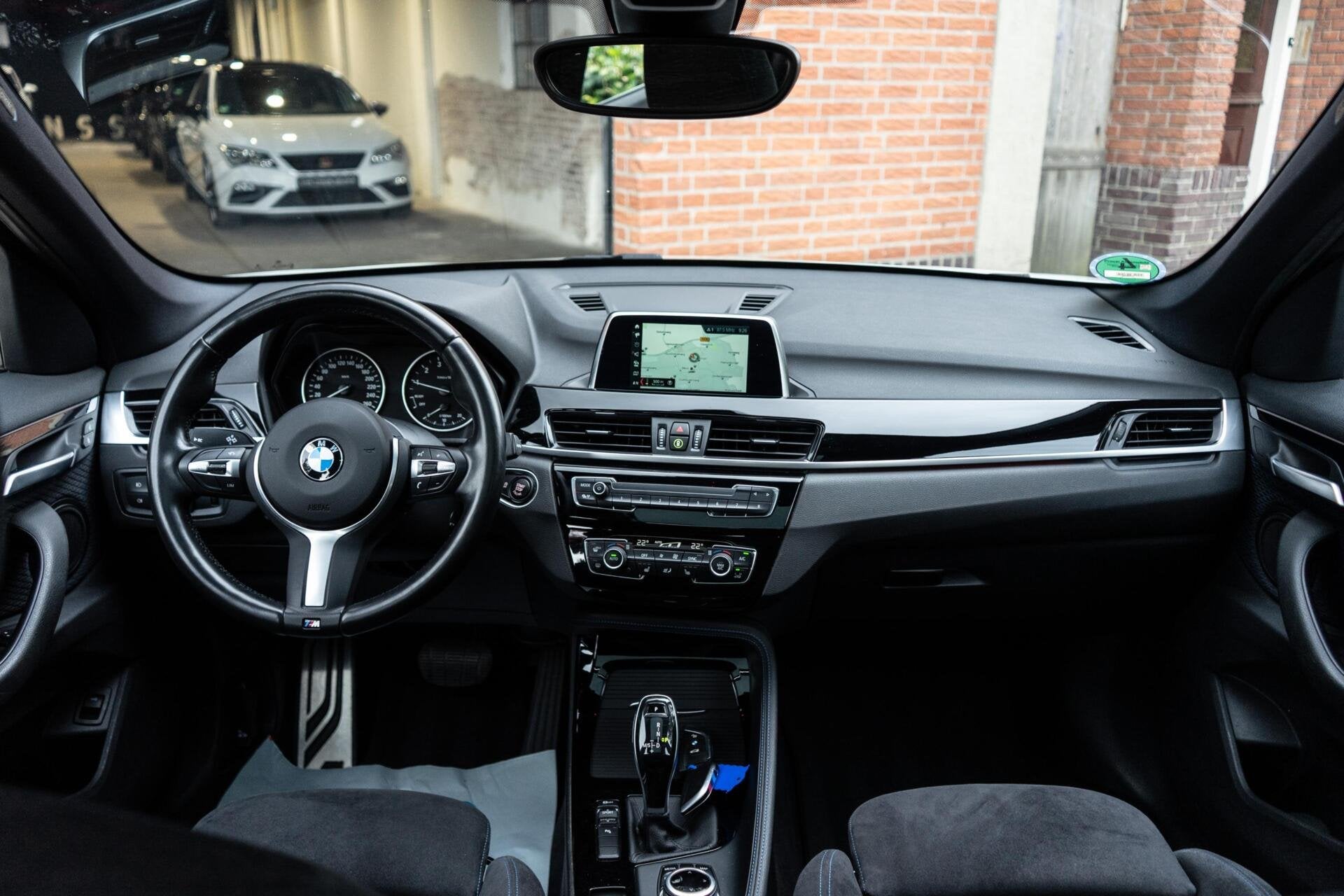 BMW X1 sDrive18i M-Sport Pano / Camera / Trekhaak, Auto's, Gebruikt, Zwart, Alcantara, Wit