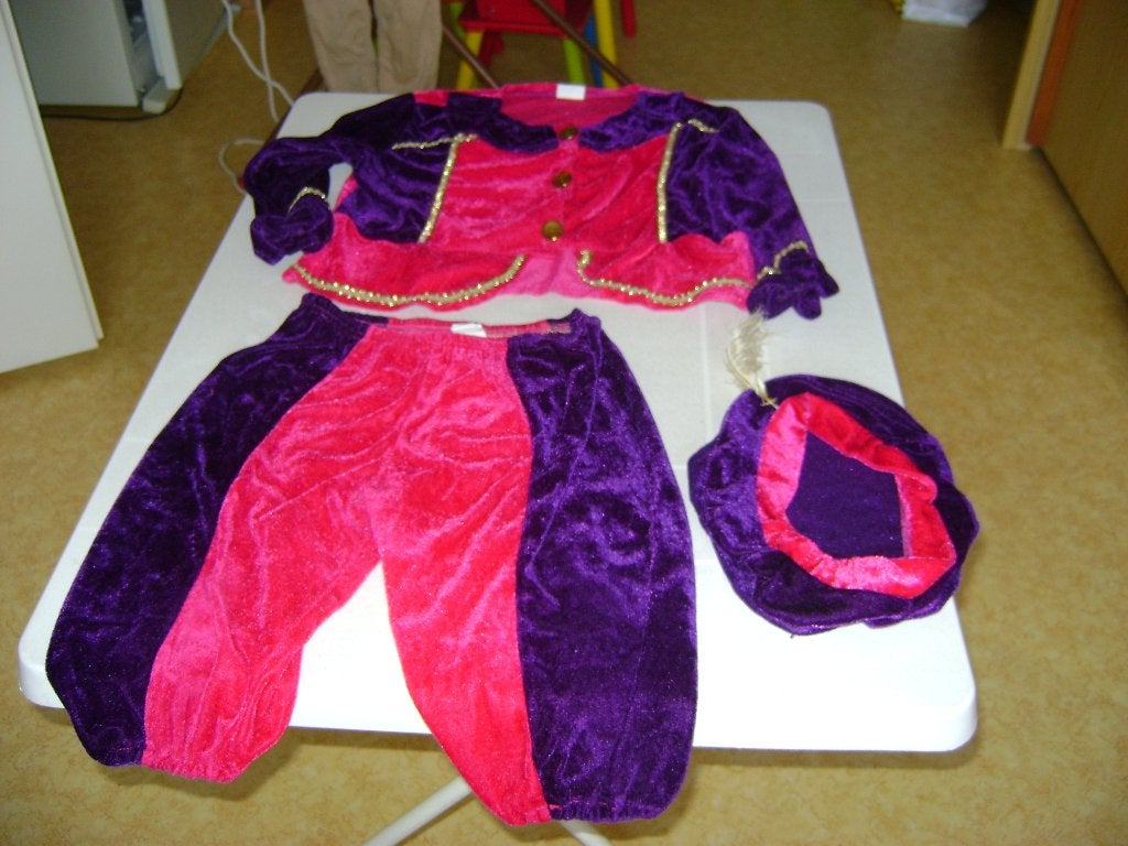 3del velours pietenpak paars/roze jasje broek en pet mt 116, Ophalen of Verzenden, Zo goed als nieuw