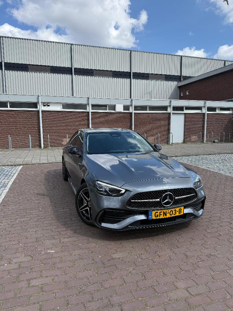 Mercedes C180 AMG Line 2023| Schuifdak| Sportstoelen| 18"AMG, Automaat, 1800 kg, Zwart, 4 cilinders