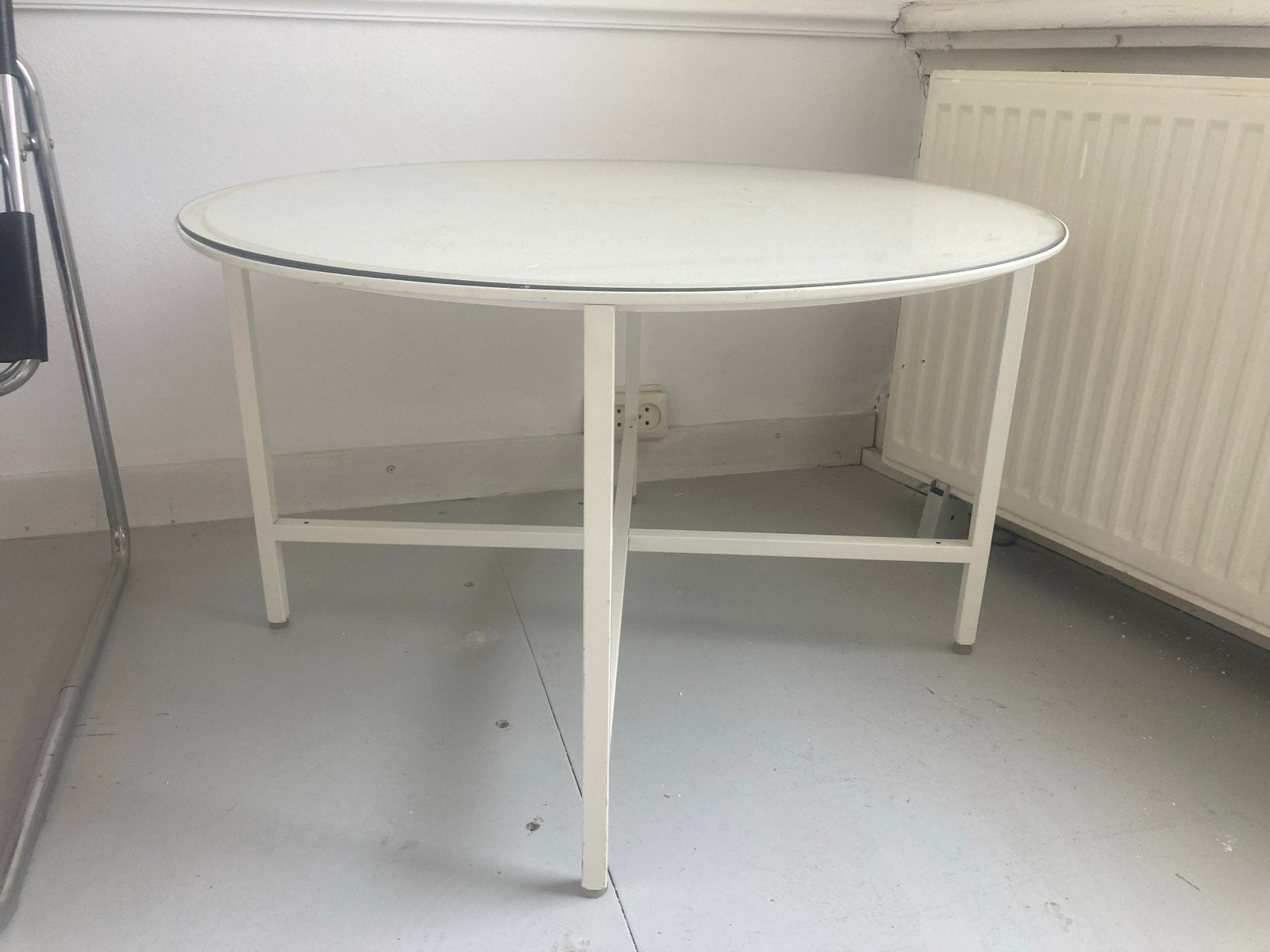 Glazen salontafel met wit metalen frame - prima conditie, Ophalen, Gebruikt, 100 tot 150 cm, Rond