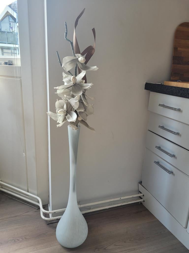Witte vaas met lange hals en decoratieve nepbloemen, Ophalen of Verzenden, Gebruikt, Wit, 75 cm of meer