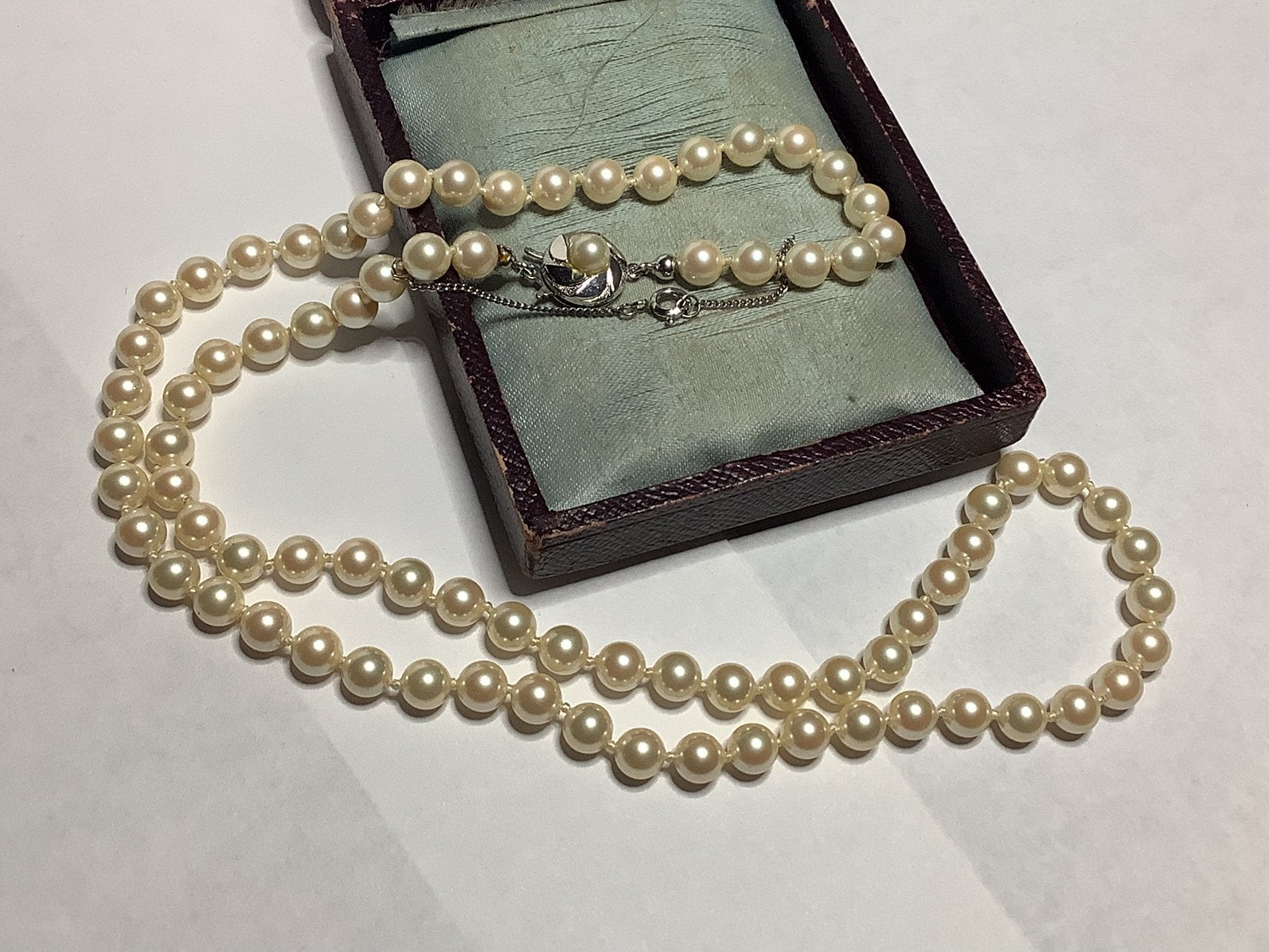 WIT GEKNOOPT COLLIER MET 835 ZILVER SLOT MET PAREL, Sieraden, Tassen en Uiterlijk, Antieke sieraden, Verzenden, Zilver, Ketting