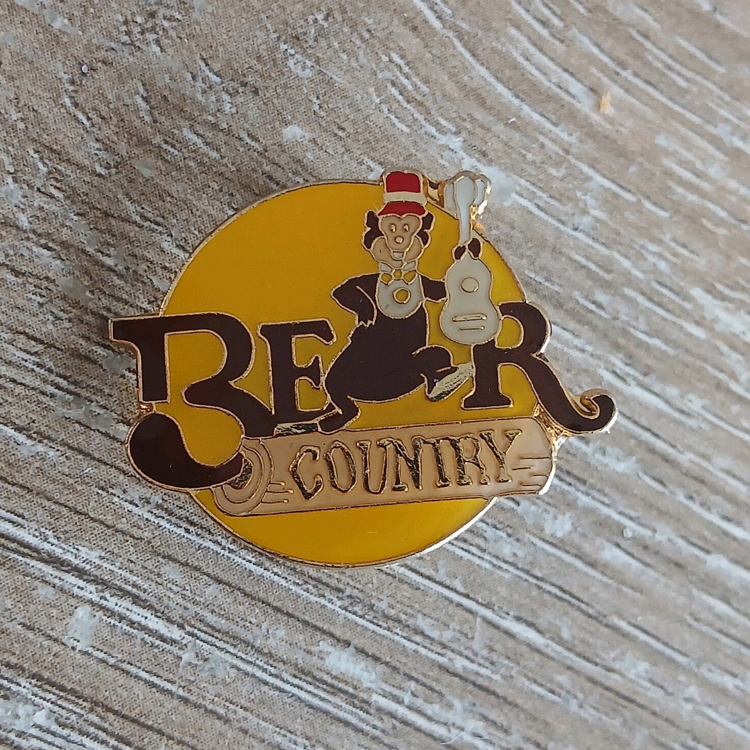 Vintage 1985 walt Disney Bear Country Speldje, Ophalen of Verzenden, Gebruikt, Figuurtje, Speldje of Pin
