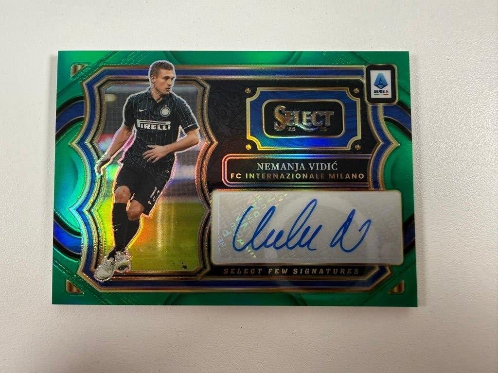 Nemanja Vidic /5 Green Auto Select Serie A 2025-26, Ophalen, Nieuw, Buitenlandse clubs, Poster, Plaatje of Sticker