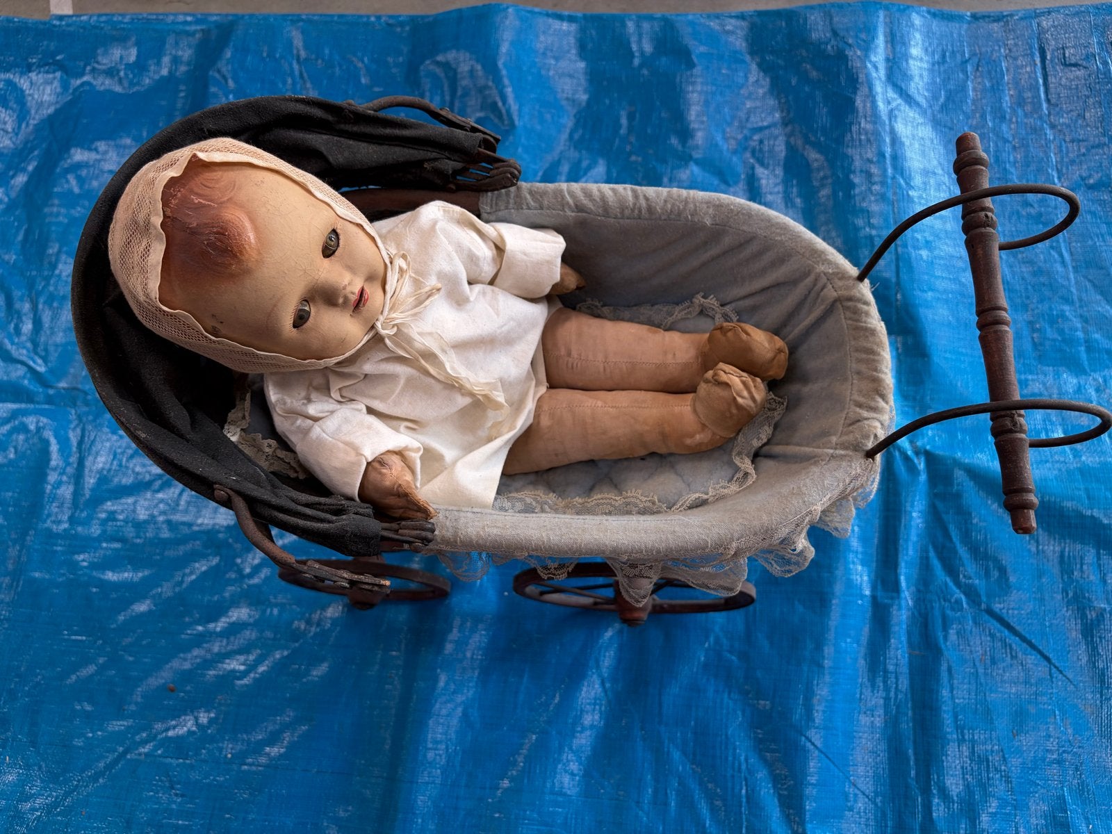 Antieke pop in kinderwagen - Vintage speelgoed, Ophalen, Gebruikt, Babypop