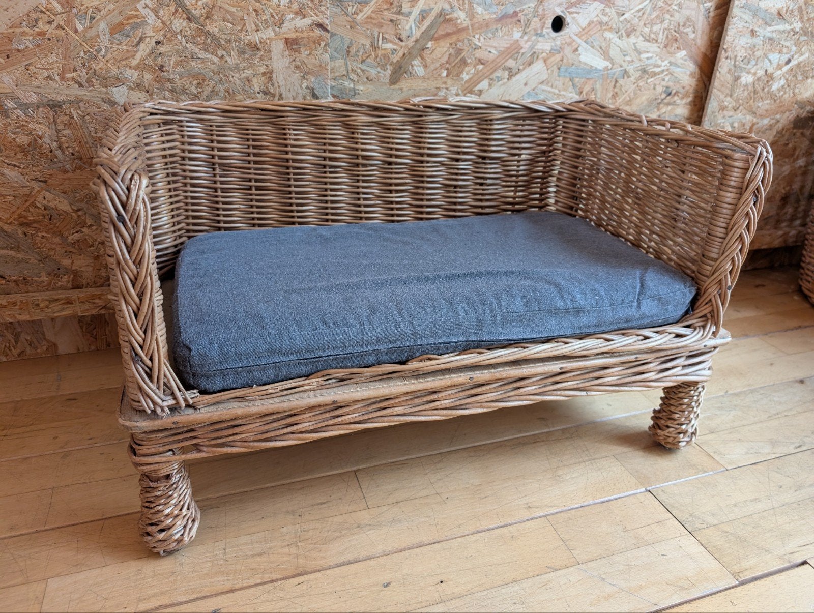 rotan of riet hondenmand met kussen, Ophalen, Gebruikt, Riet
