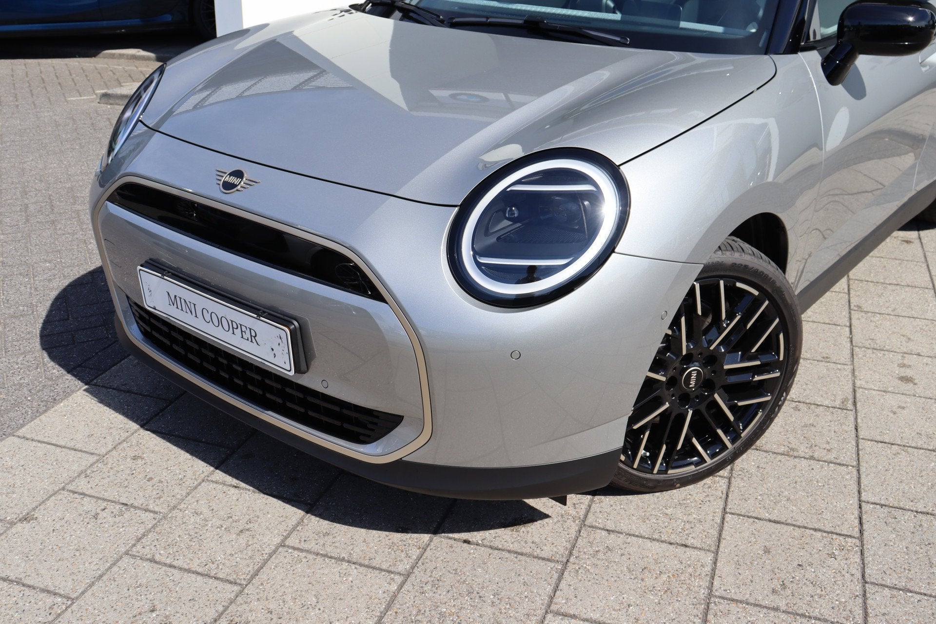 MINI Hatchback Cooper E / Favoured / Pakket M / 18" Night Fl, Auto's, Mini, Beige, Met garantie (alle), 4 stoelen, 184 pk