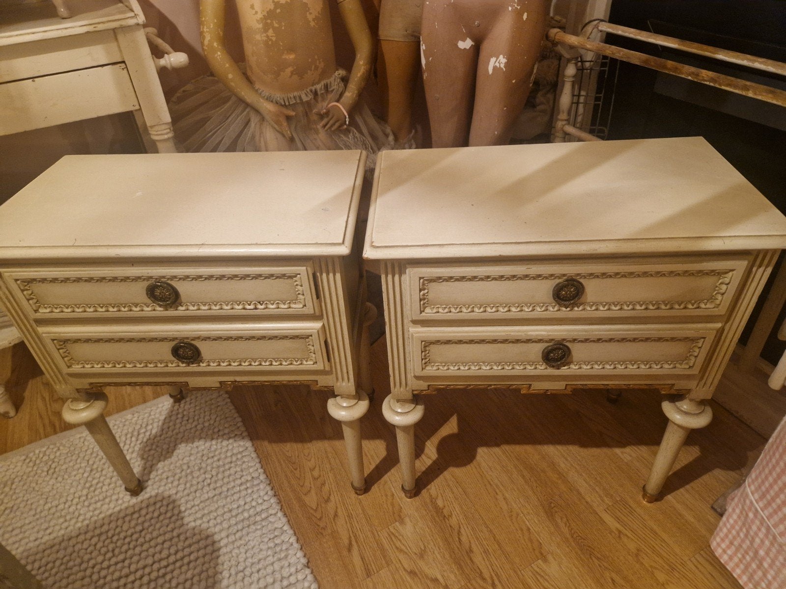 Twee Franse Brocante nachtkastjes, Antiek en Kunst, Ophalen