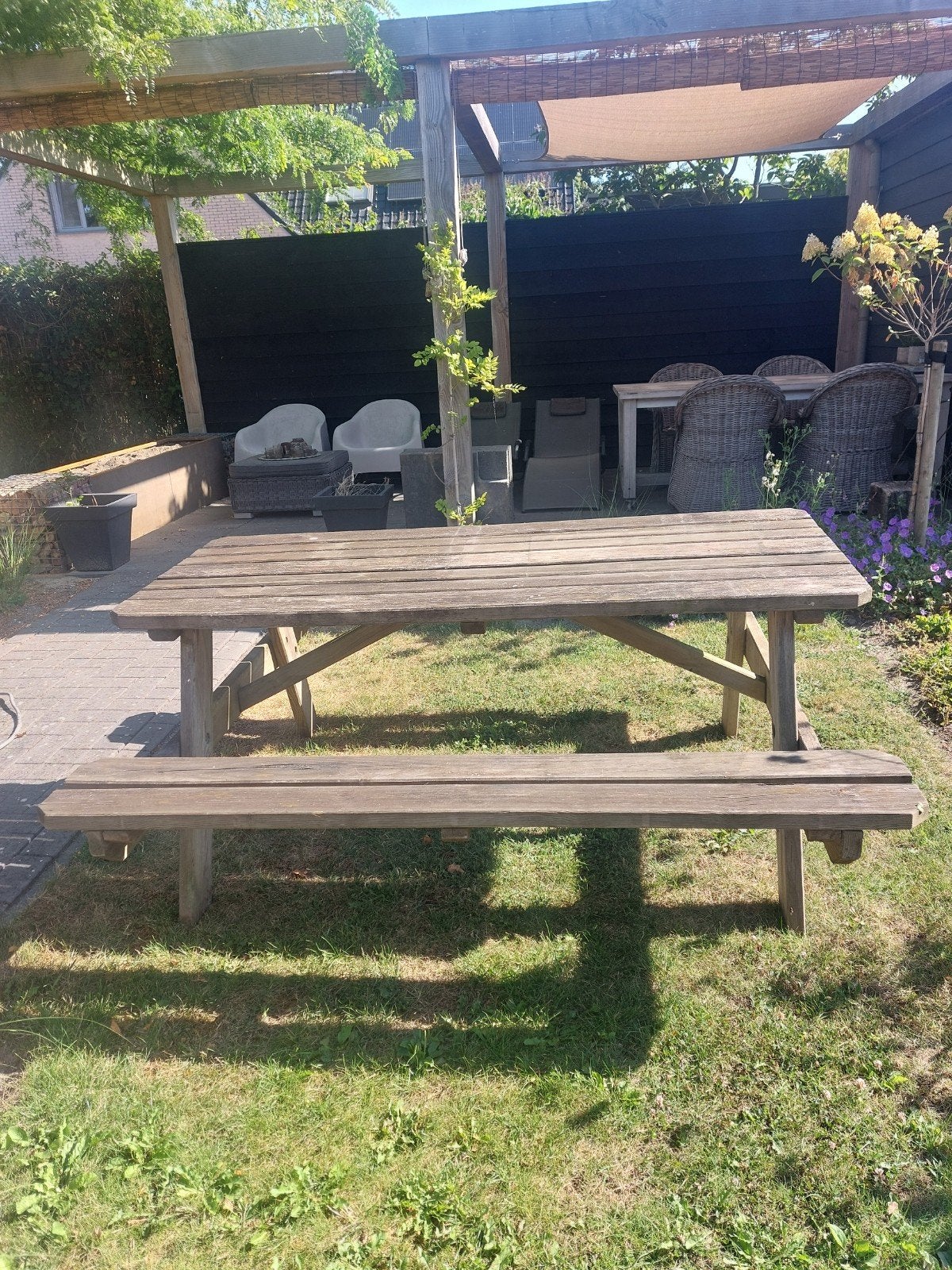 Robuuste houten picknicktafel voor buiten., Ophalen, Gebruikt, Rechthoekig, Hout