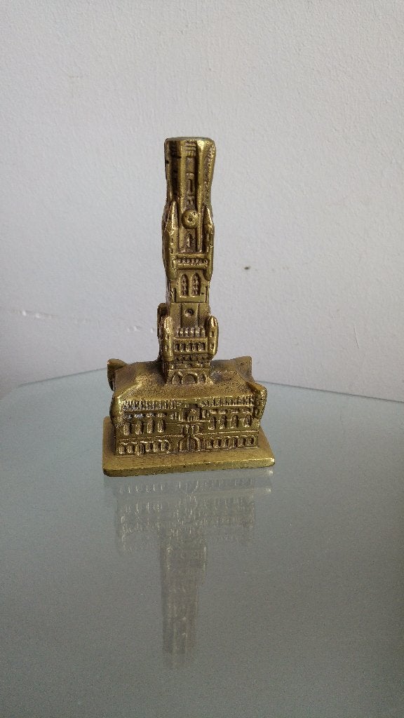 Fraai koperen design beeldje. 'Het Belford te Brugge'., Antiek en Kunst, Kunst | Designobjecten, Geel, 8 cm, Beeld, Ophalen of Verzenden