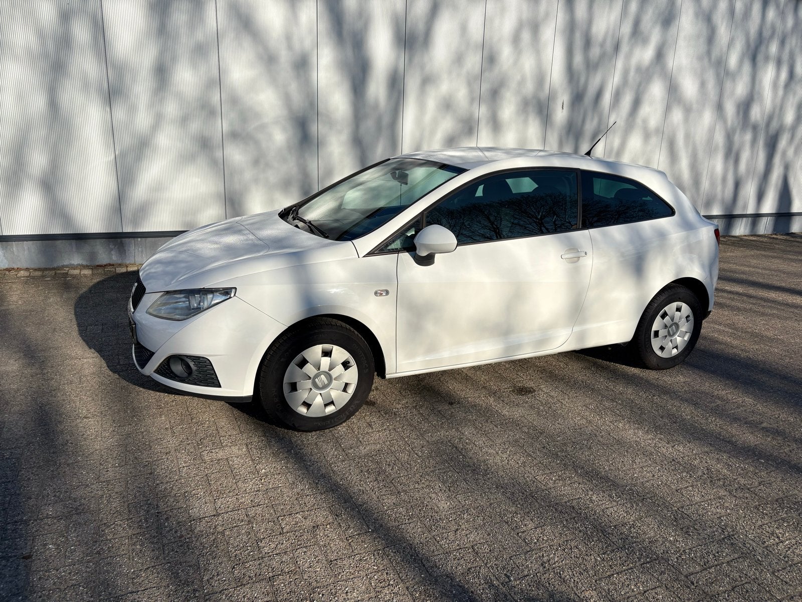 Seat Ibiza 1.4 63KW 3DRS 2010 Wit, Auto's, Voorwielaandrijving, 40 €/maand, 4 cilinders, Handgeschakeld