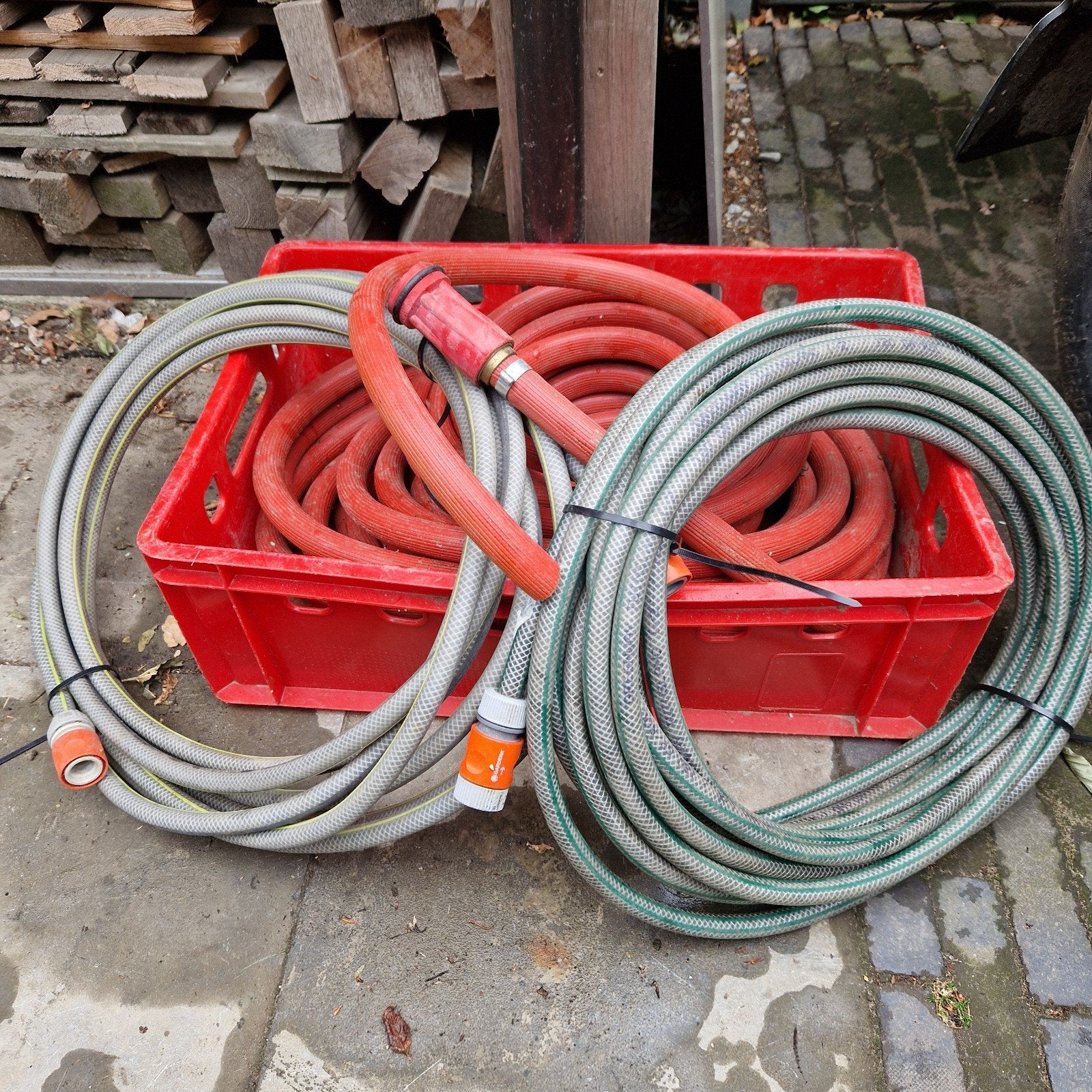 Brandslang ca 30 mtr met mondstuk, 2 tuinslang a ca 10 mtr, Tuin en Terras, Tuinslangen, Ophalen, Tuinslang
